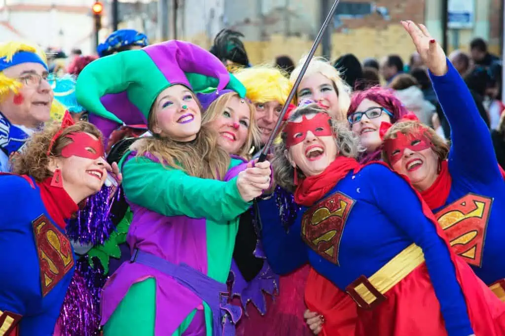 Eine Gruppe von Menschen, die als Superhelden verkleidet sind, posiert für ein Fasching-Foto.