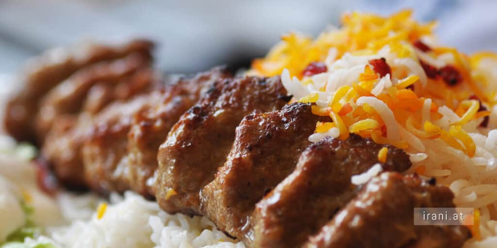 persische Küche: Tschelo Kabab Koubide
Die persischen Spieße bestehen aus Hackfleisch und werden meistens mit gedämpftem Safranreis und dem traditionellen Getränk Dugh gereicht.