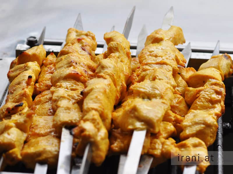 Djudje (Hähnchenstücken, die in einer Marinade aus Limettensaft, Olivenöl, gehackten Zwiebeln, Safran und Salz eingelegt werden)