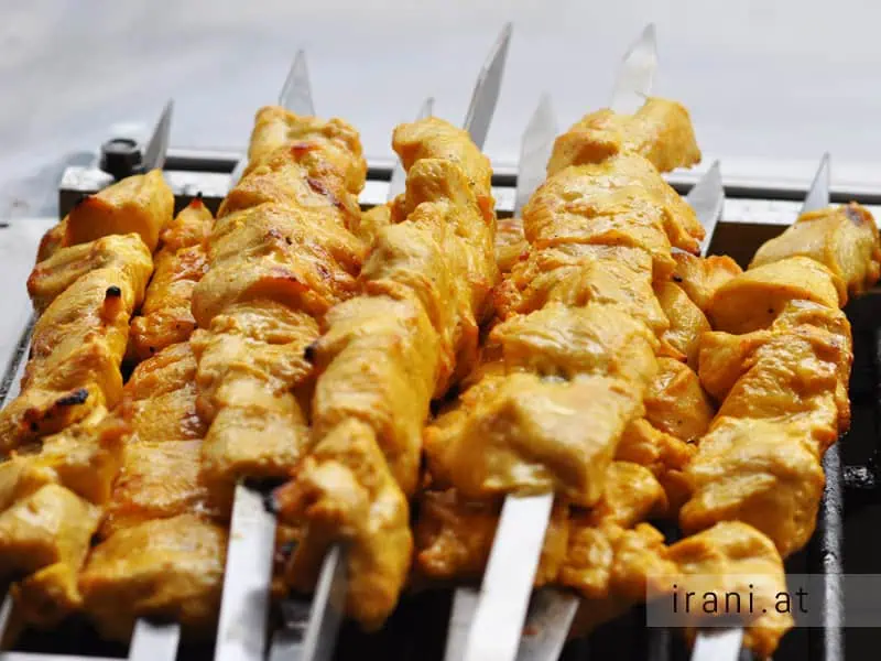 Djudje (Hähnchenstücken, die in einer Marinade aus Limettensaft, Olivenöl, gehackten Zwiebeln, Safran und Salz eingelegt werden)