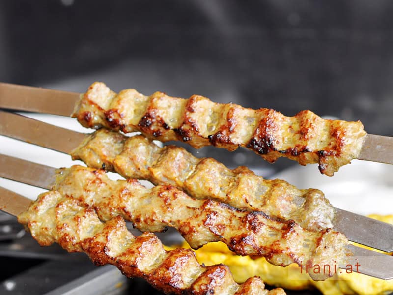 Kabab Koubide
Die persischen Spieße bestehen aus Hackfleisch