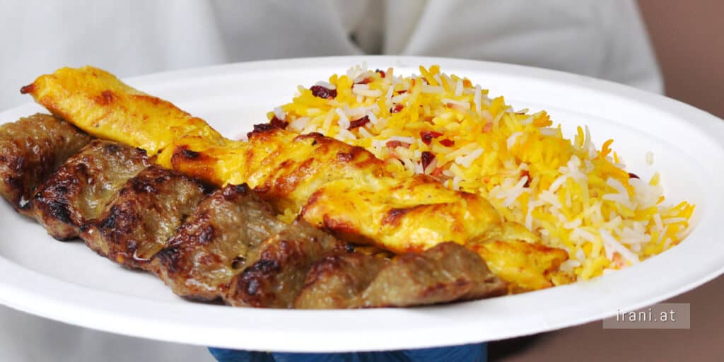 Djudje (Hähnchenstücken, die in einer Marinade aus Limettensaft, Olivenöl, gehackten Zwiebeln, Safran und Salz eingelegt werden)