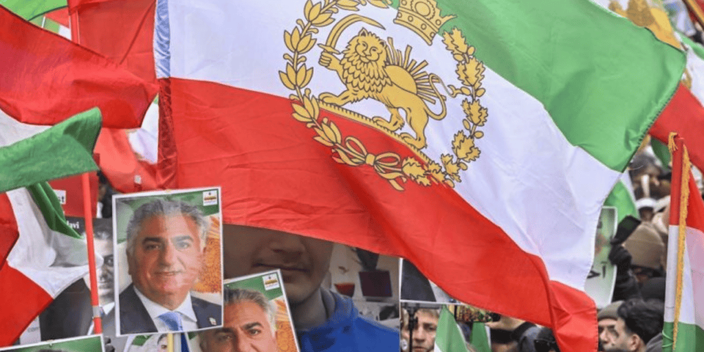 Der Moderator fragte, wo Reza Pahlavi politisch einzuordnen sei und wie groß sein Rückhalt in der iranischen Bevölkerung tatsächlich sei.