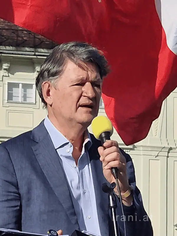 Helmut Brandstätter im Rahmen einer Demonstration patriotischer Iranerinnen und Iraner am Heldenplatz in Wien eine Rede und beantwortete anschließend Fragen