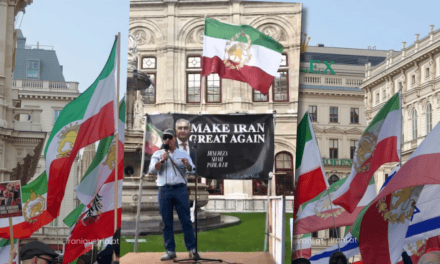 Prof. Siroos Mirzaei bei der Demonstration von Lion and Sun Revolution Iran in Wien – 20. September 2026